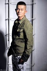 组图：杨志刚军装写真 威武中硬气十足