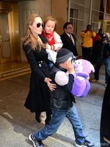 组图：朱莉带孩子们买玩具 龙凤胎儿子金发大眼