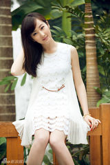 组图：程媛媛百搭风写真 时尚短发显俏皮可爱