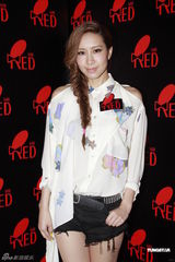 组图：吴雨霏出席商业活动望恋情低调进行