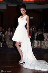 组图：陈嘉桓出席名品婚纱秀 亲自上阵展示婚纱