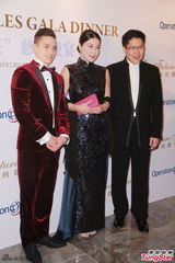 组图：郭晶晶产后出席慈善晚宴 大赞霍启刚辛苦