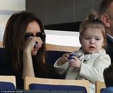 组图：辣妹全家出动观法甲 小七眼神忧郁似小贝