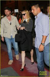 组图：麦当娜55岁生日后首露面 浓妆墨镜会粉丝