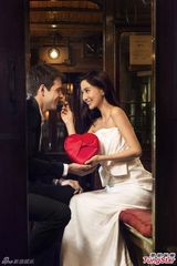 组图：baby典雅白裙拍广告 紧贴外籍男甜蜜调情