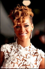 幻灯图集：法国NRJ电台颁奖 蕾哈娜透视蕾丝展媚态