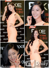 组图：韩星Clara亮相签名会 卷发长裙显气质