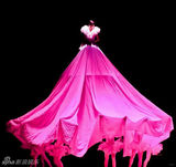 组图：51岁江蕙台上脱裙 露肉色内裤引骚动