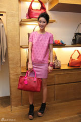 组图：IT GIRL陈燃秀粉色系情结 优雅时尚集于一身
