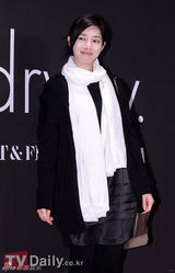 组图：韩星柳真办美容论坛 波点蓝裙显春意