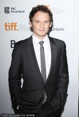 组图：米娅红裙亮相《唯爱永生》首映 抖森献抱