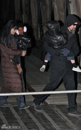 幻灯图集：朱莉和皮特带着两子女黑衣夜游