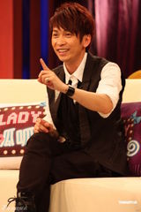 组图：张智成作客《lady呱呱》 温雅露底大走光