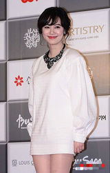 组图：釜山电影节开幕 具惠善着连身卫衣亮相