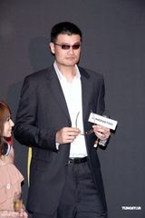 幻灯图：姚明萧亚轩为名品站台 相拥拍照身高悬殊