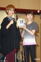 组图：容祖儿为个唱练团 青峰探班一脸睡意