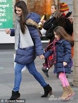 组图：凯蒂戴绒毛耳罩扮嫩 小苏瑞撅嘴成不爽妹