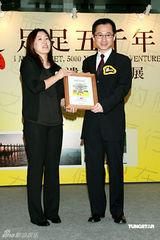 幻灯图：伏明霞直言不会再添子 华姐苟芸慧装扮抢眼