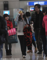 组图：伊能静秦昊同日离京 疑回男方老家过年