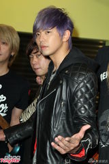 组图：黄鸿升生日开唱 喜收高档耳机