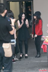 组图：甄妮欧阳菲菲齐聚 轻松心情迎开唱