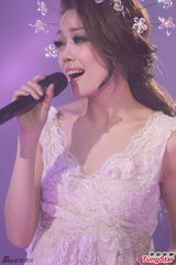 组图：容祖儿半裸开唱 自嘲瘦到没胸只剩两点