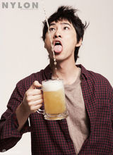 幻灯图集：姜志焕杂志照玩变身 调皮可爱喝啤酒