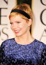 组图：金球奖红毯米歇尔-威廉姆斯天鹅绒蕾丝裙