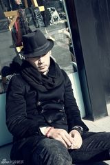 组图：谭凯早春街拍尽显文艺气息