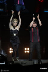 组图：郑秀文澳门开演双亲捧场 陈奂仁卢凯彤任嘉宾