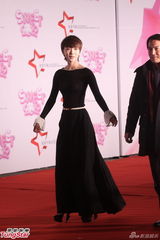 组图：星美千易周年庆典 宁静脱外套秀双峰