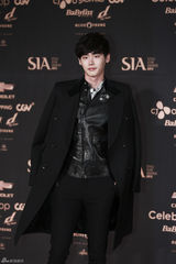 独家高清：GD获年度时尚大奖 李钟硕等亮相红毯