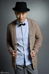 组图：张丹峰拍动感写真 演绎雅痞型男