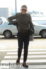 组图：刘亚仁潮装亮相机场 笑容满面吐舌卖萌