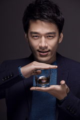 组图：王耀庆最新写真曝光显萌帅一面