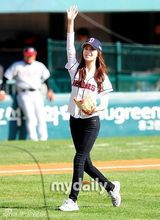 组图：韩星李多海为棒球比赛开球展明朗笑容