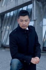 组图：张洪睿黑帮经典造型 尽显优雅熟男风范