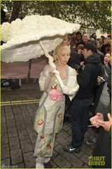 组图：Gaga挤乳沟扮日本艺妓 高举硕大贝壳伞