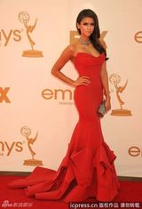 组图：艾美奖红毯 妮娜-杜波夫抹胸红裙秀美背
