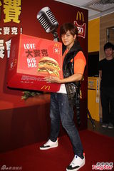 组图：罗志祥戴假发上阵 自豪反串扮相漂亮