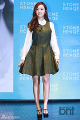 组图：少女时代Jessica出席签名会白衫皮裙时尚