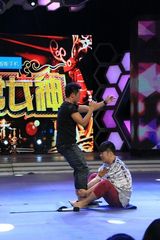 组图：章子怡郑恺登“快本” 粉红变装非常搞怪