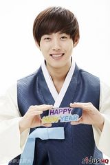 组图：韩团MBLAQ等携众星穿韩服送新年祝福