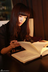 组图：歌手苏曼清新写真集曝光 尽显优雅知性美