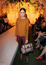 组图：奥利维亚-巴勒莫伦敦看秀 毛衣搭长裤