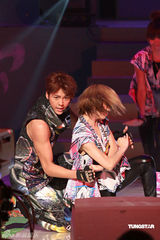 幻灯图：容祖儿豹纹装录影 王菀之穿出旧上海风情 