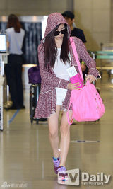 组图：少时Tiffany运动风现身机场热裤秀美腿