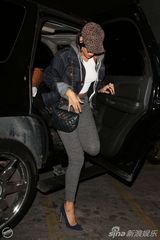 组图：蕾哈娜洛杉矶录音休闲风红唇欲滴