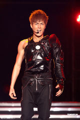 组图：吴克群个唱湿身秀腹肌 和女模互摸掀高潮