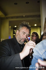 温丝莱特获德国Bambi颁奖礼最佳女演员 屈膝捧金鹿